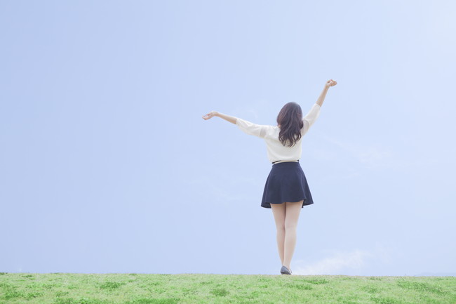 気持ちよさそうに背伸びをする女性